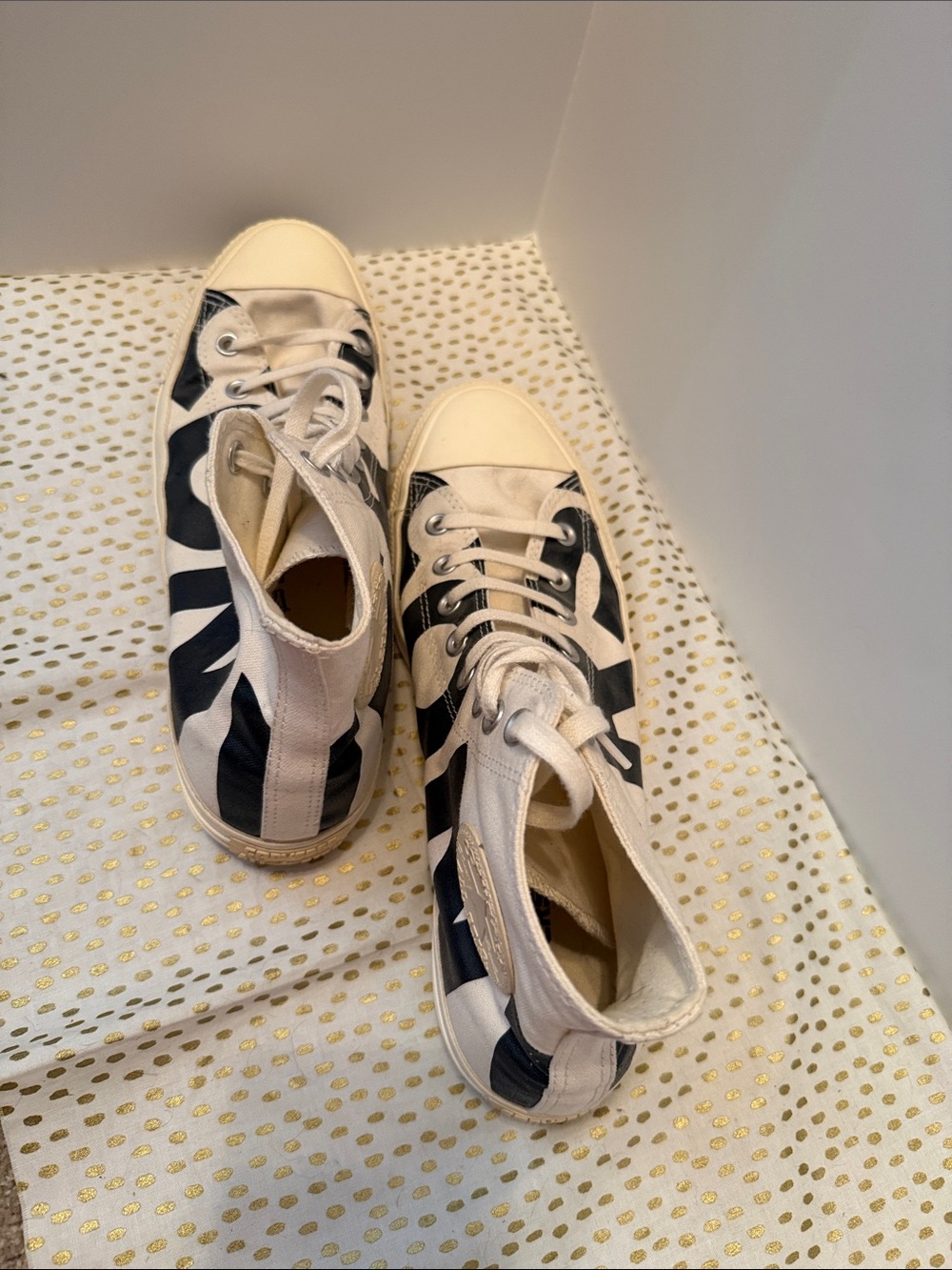 Converse High Top Sneakers White and Black - Picture 6 of 8